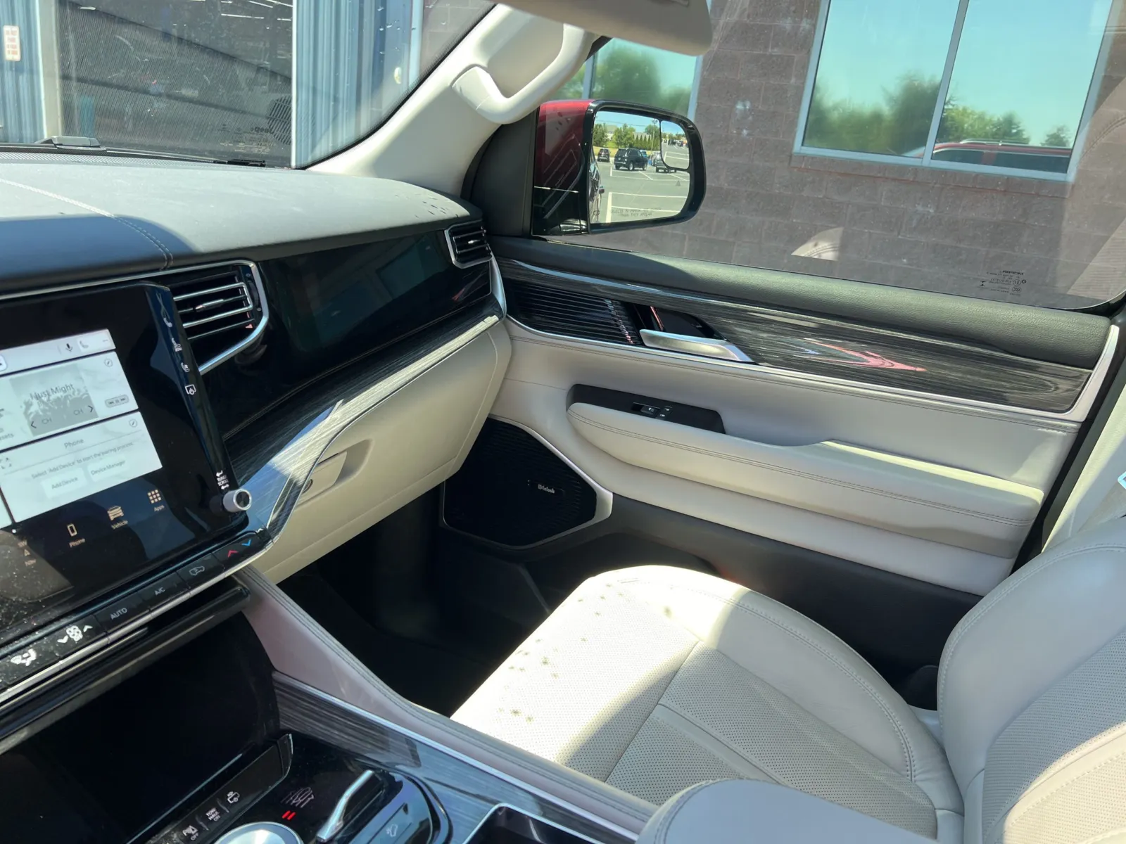 2022 Jeep Wagoneer Series III — photo 10