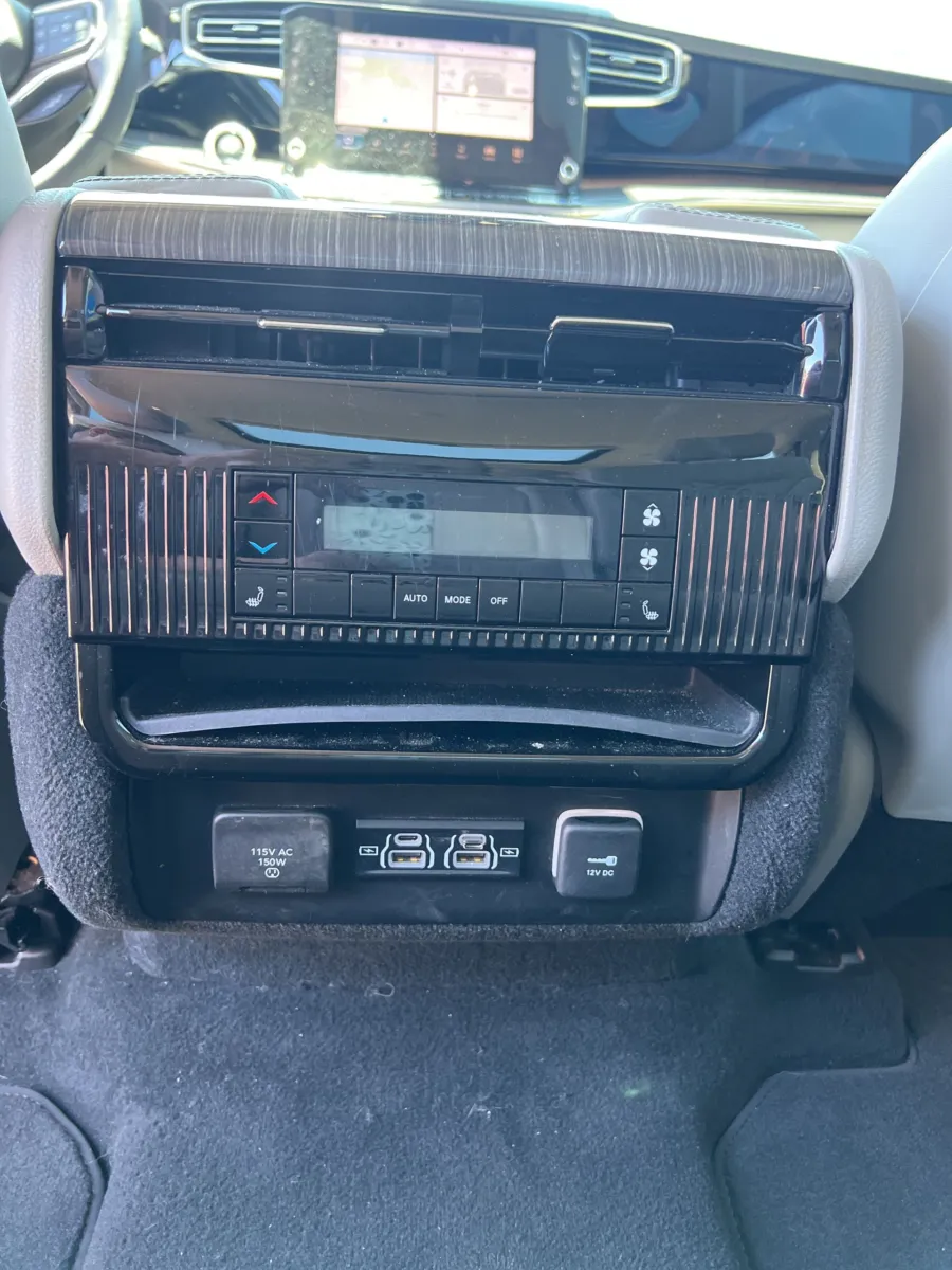 2022 Jeep Wagoneer Series III — photo 24