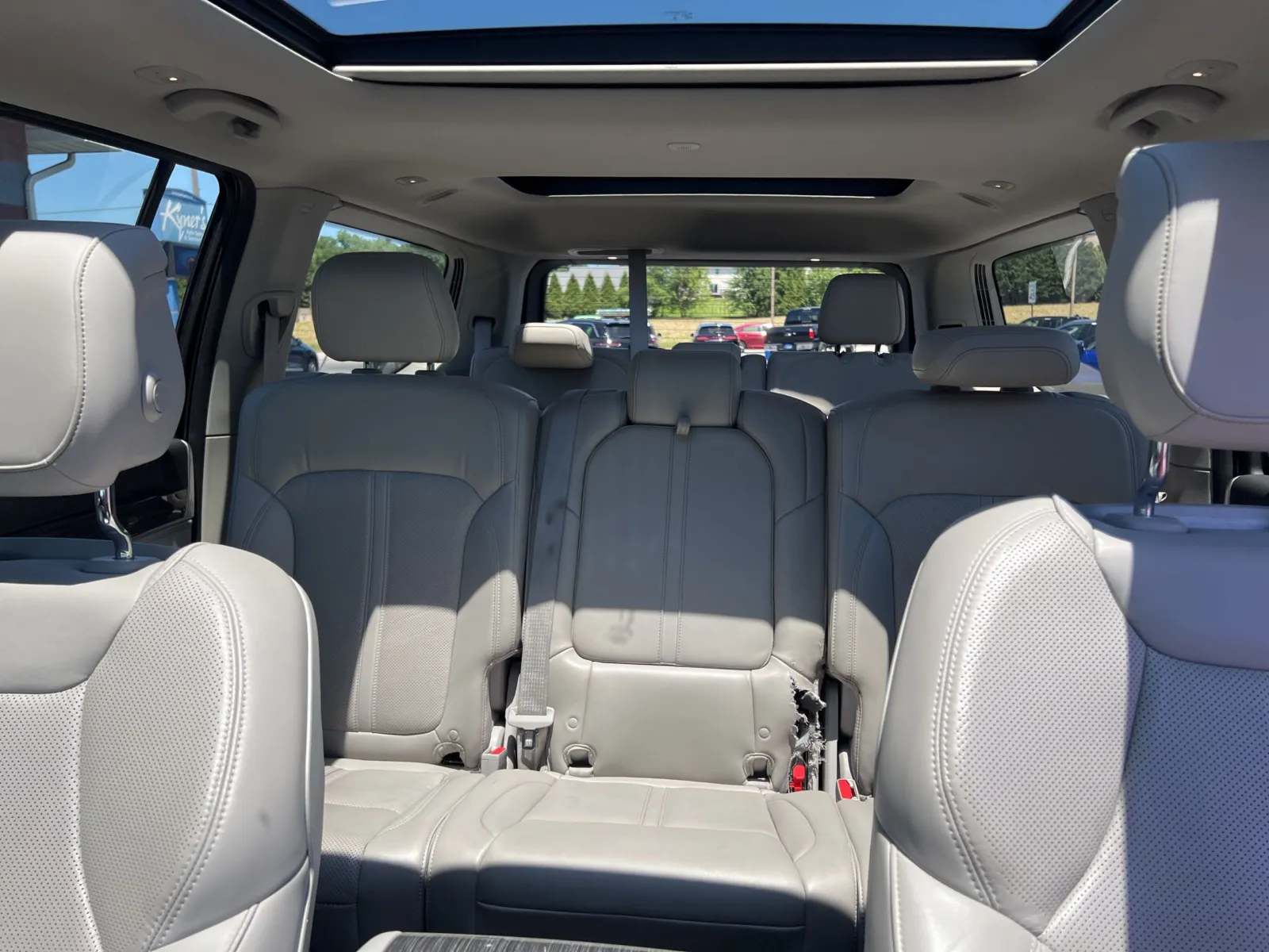 2022 Jeep Wagoneer Series III — photo 21