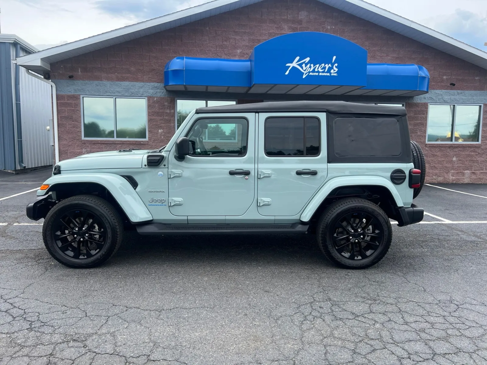 2023 Jeep Wrangler Sahara 4xe — photo 2