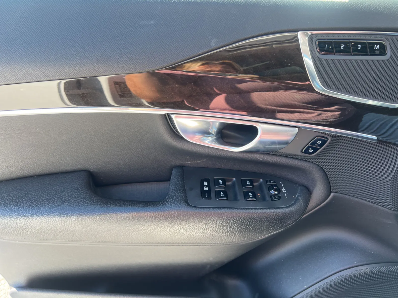 2018 Volvo XC90 T6 Momentum — photo 17