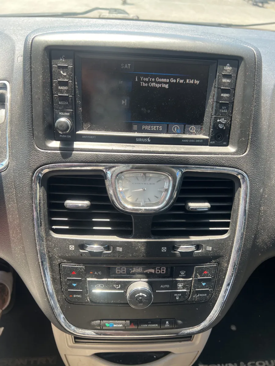 2016 Chrysler Town & Country Touring — photo 13