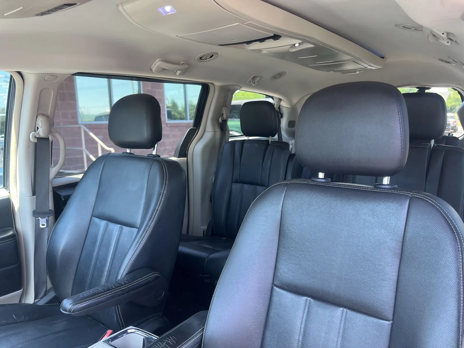 2016 Chrysler Town & Country Touring — photo 10