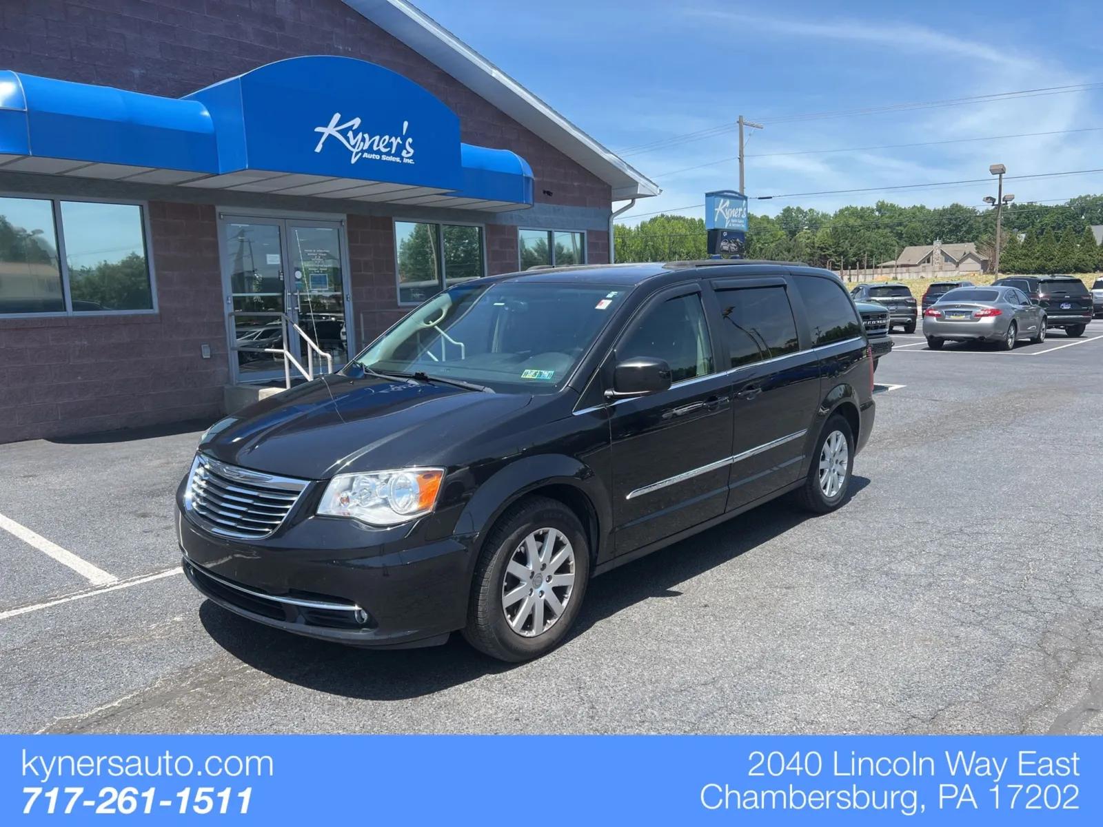 Black 2016 Chrysler Town & Country Touring for sale in Chambersburg, PA