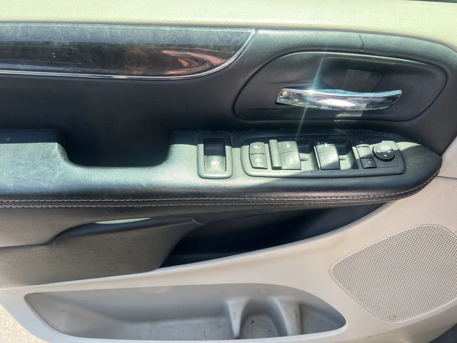 2016 Chrysler Town & Country Touring — photo 16