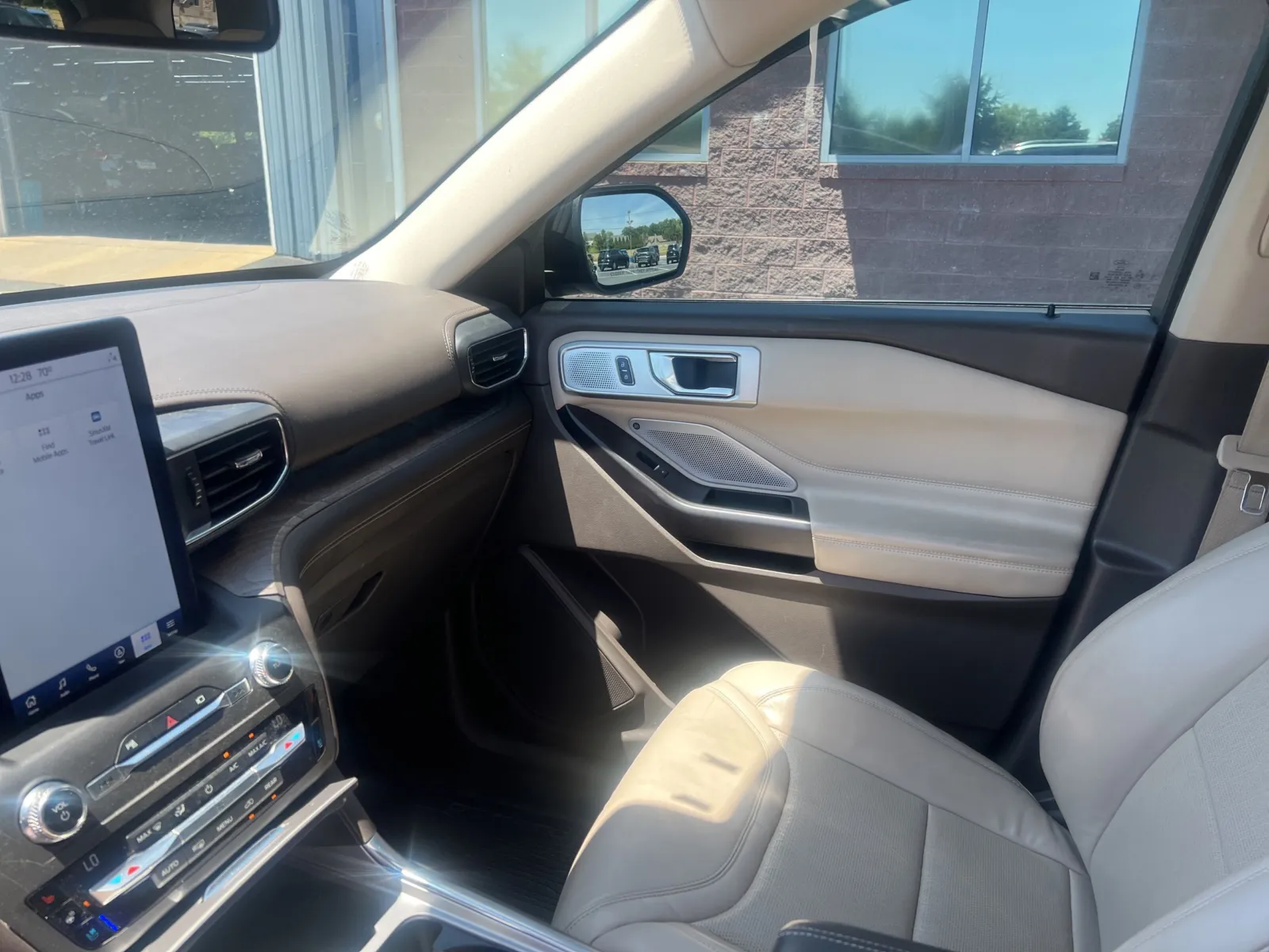 2020 Ford Explorer Platinum — photo 11