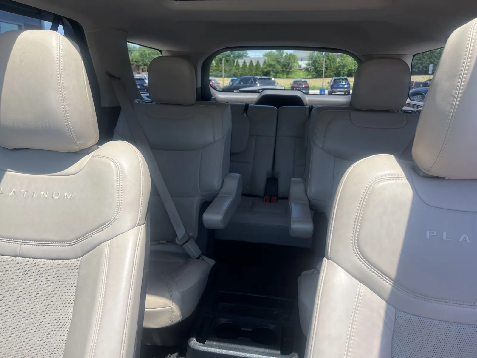 2020 Ford Explorer Platinum — photo 23
