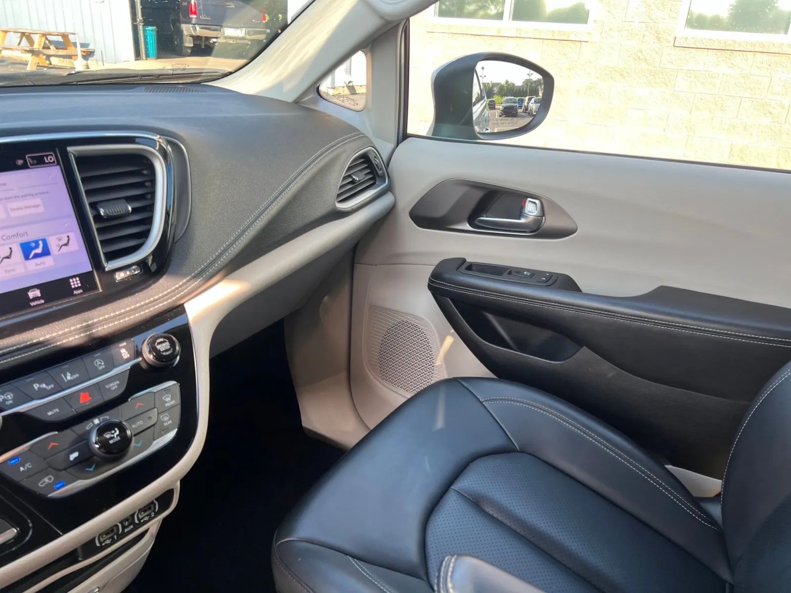 2023 Chrysler Pacifica Touring L — photo 12