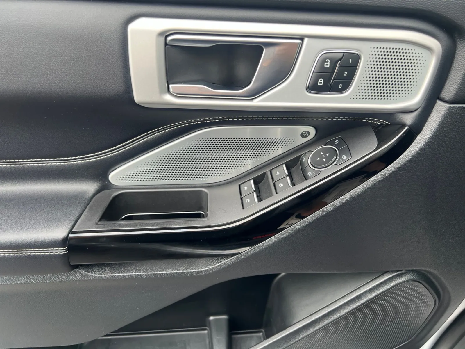2021 Ford Explorer ST — photo 23