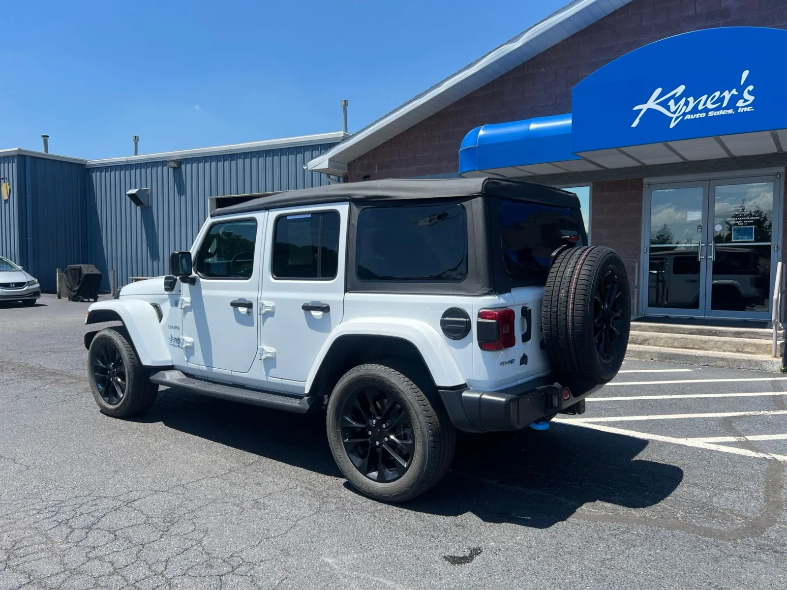 2022 Jeep Wrangler Unlimited Sahara 4xe — photo 3