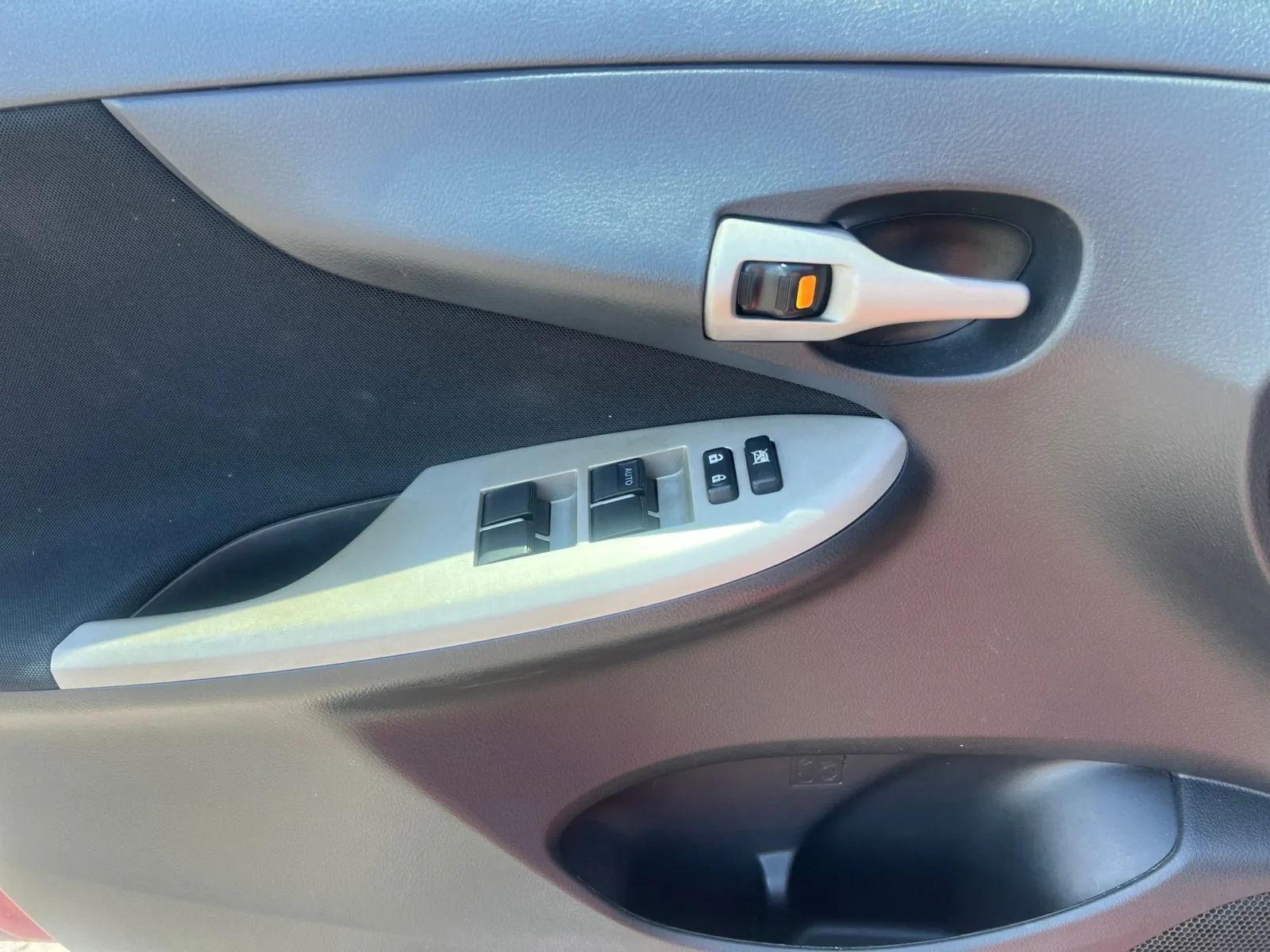 2011 Toyota Corolla S — photo 18