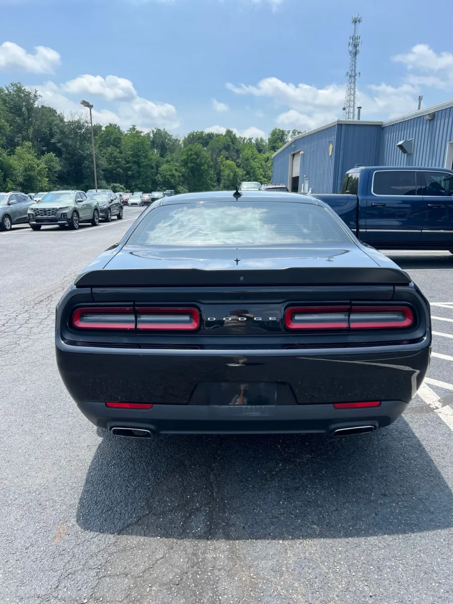 2017 Dodge Challenger SXT — photo 5