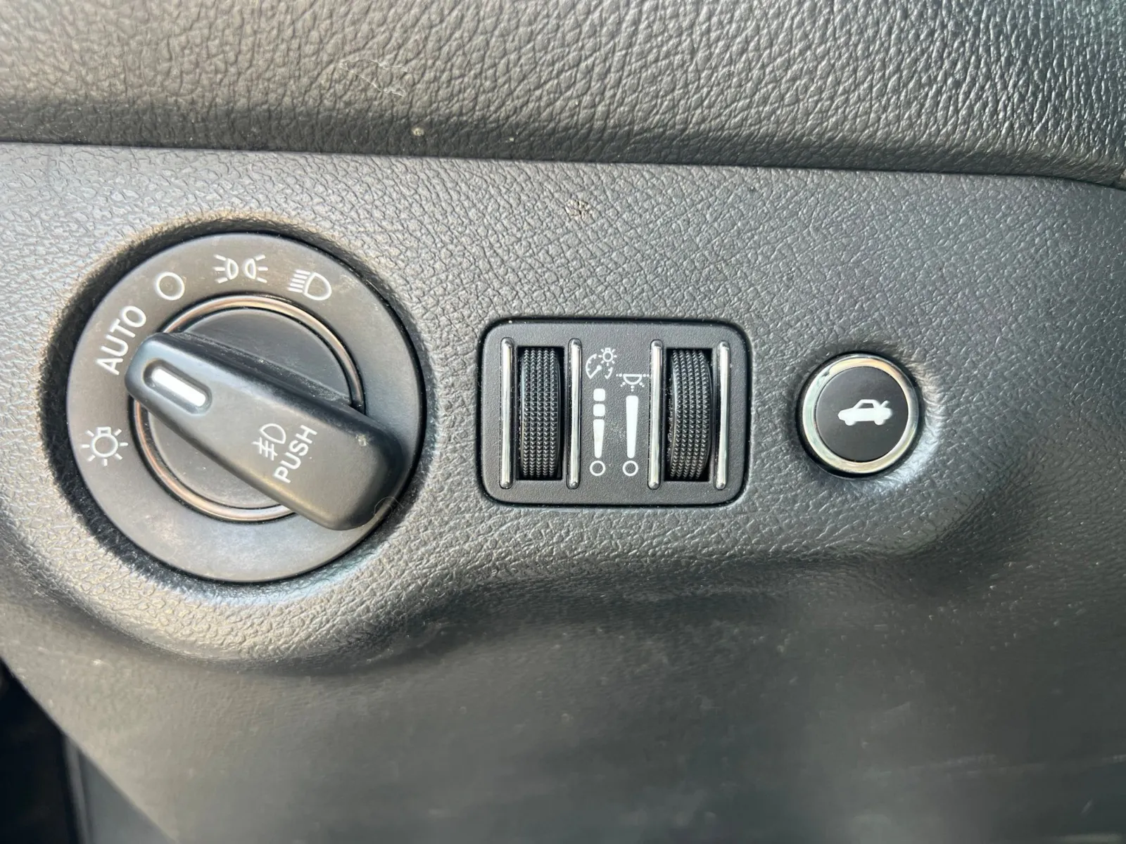 2017 Dodge Challenger SXT — photo 17