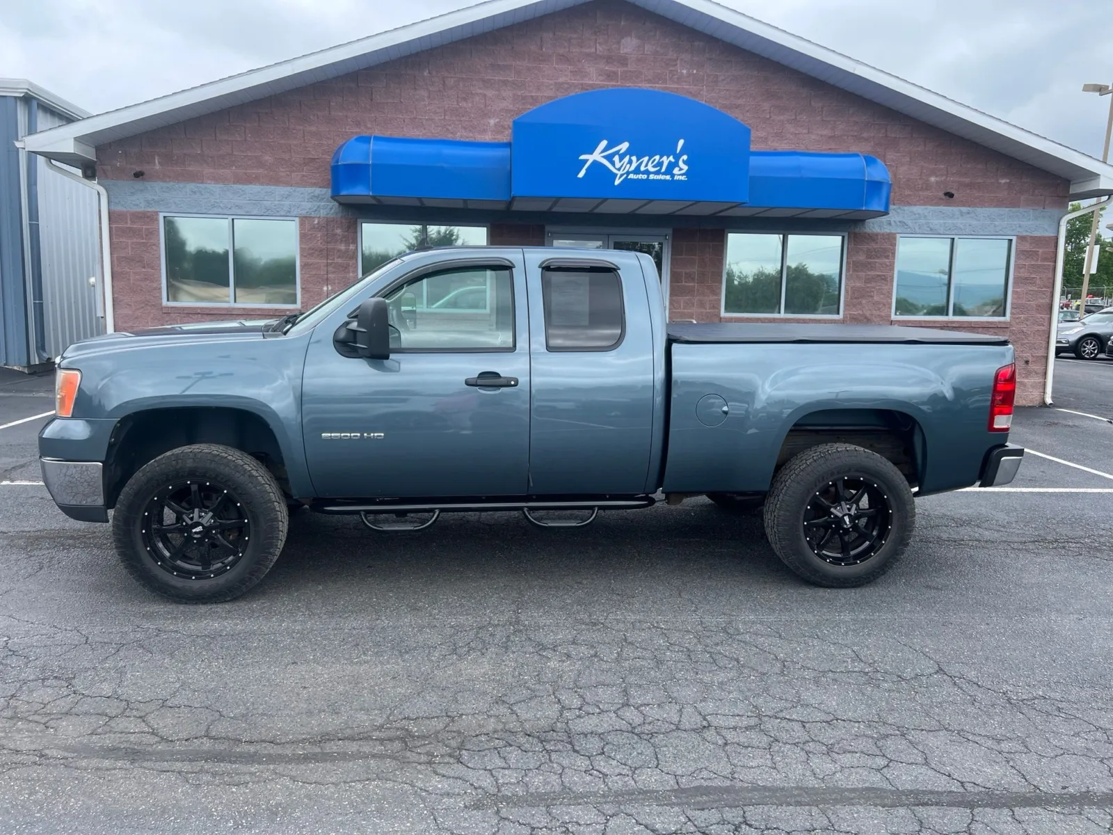 2010 GMC Sierra 2500HD SLE — photo 2