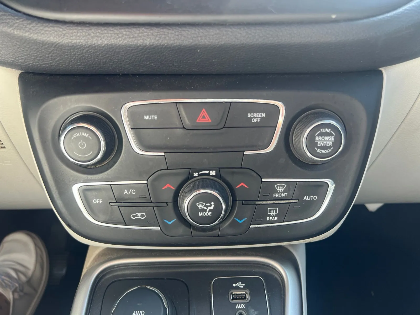 2017 Jeep Compass Latitude — photo 16