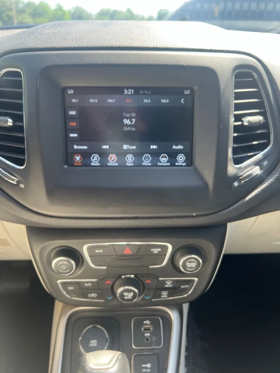 2017 Jeep Compass Latitude — photo 14