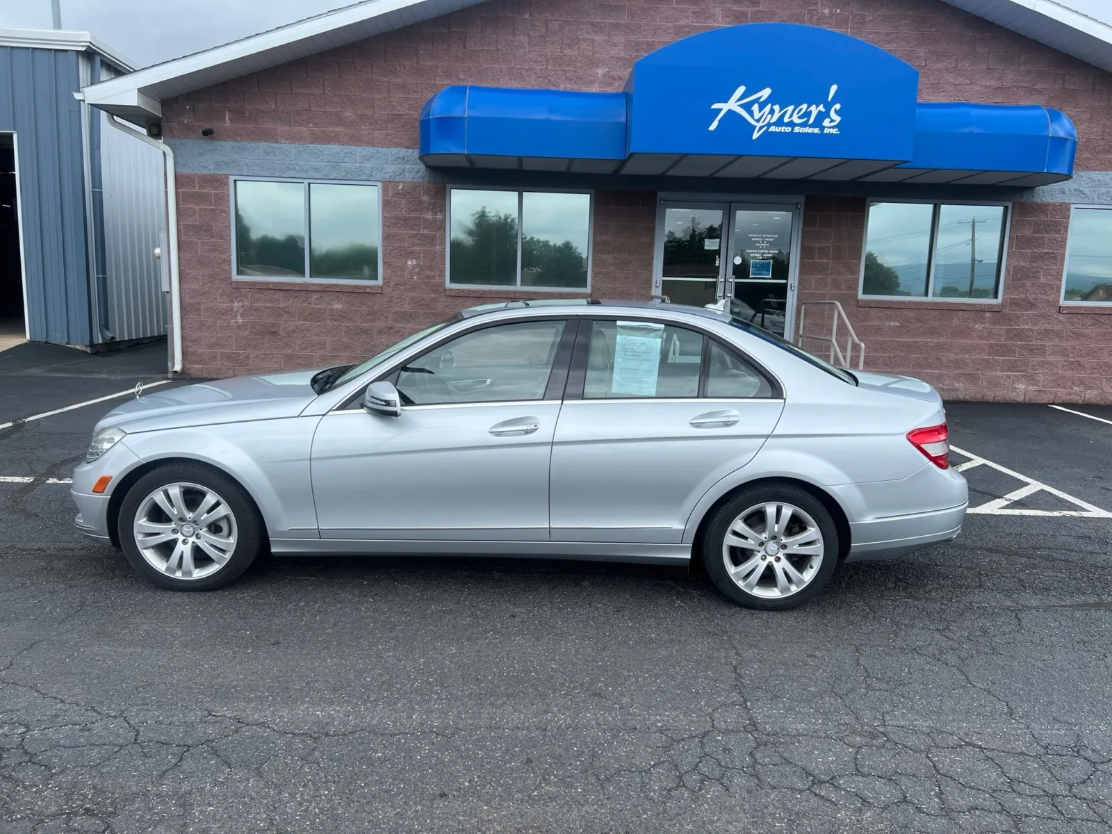 2010 Mercedes-Benz C-Class C 300 — photo 2