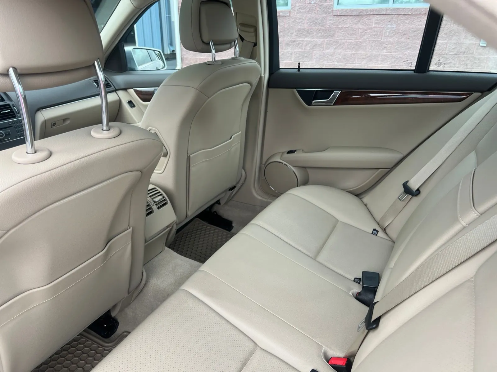2010 Mercedes-Benz C-Class C 300 — photo 27