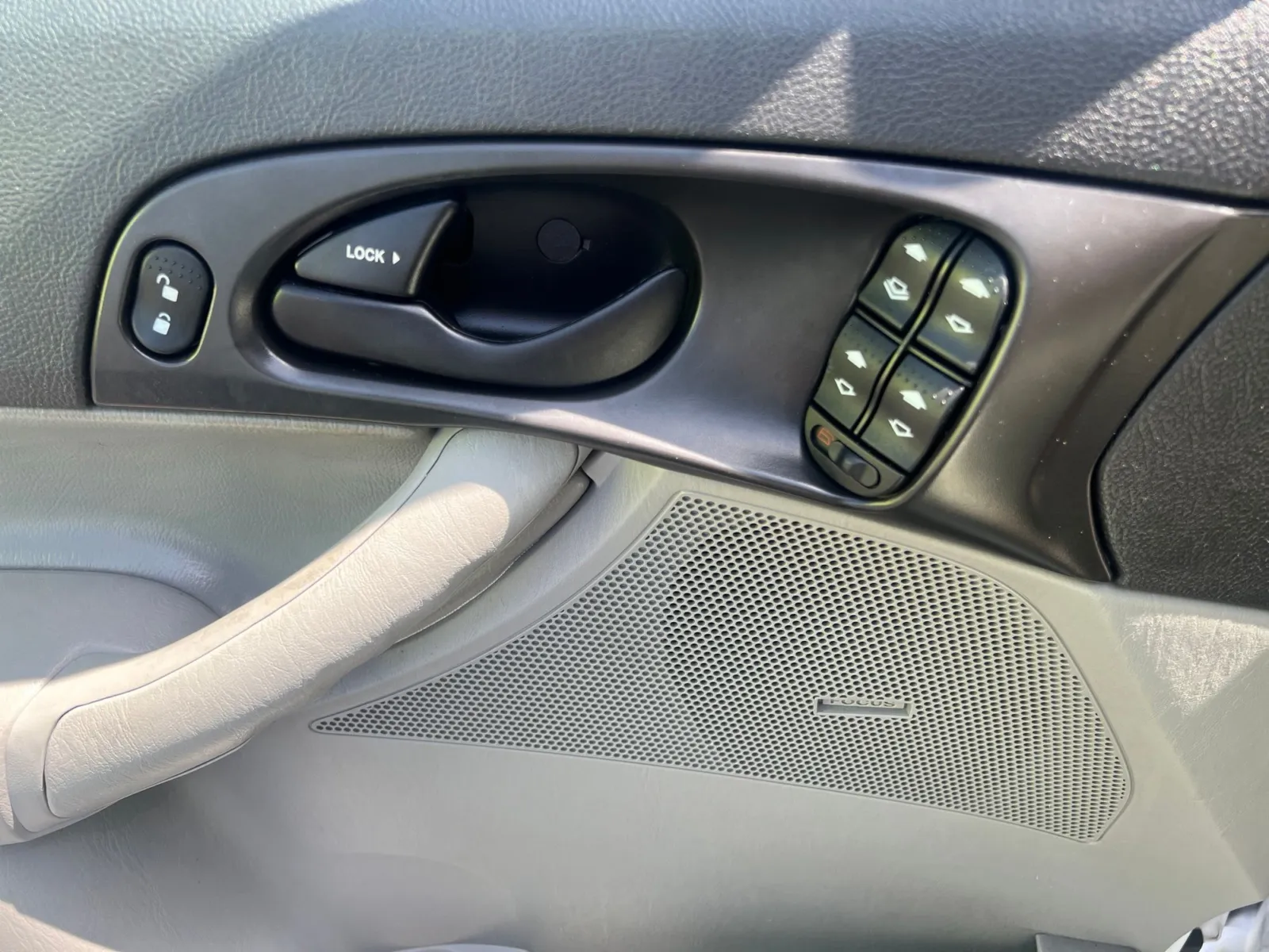 2007 Ford Focus — photo 17