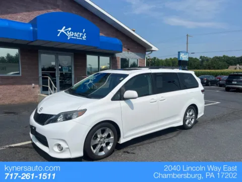 White 2012 Toyota Sienna SE for sale in Chambersburg, PA
