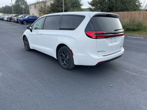 More photos of 2023 Chrysler Pacifica Hybrid Limited at Kyner's Auto Sales, Inc., PA