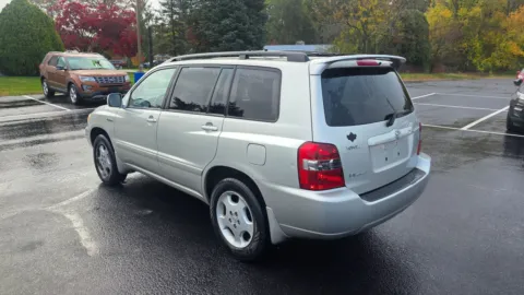 Another view of 2004 Toyota Highlander V6 for sale in Chambersburg, PA at Kyner's Auto Sales, Inc.