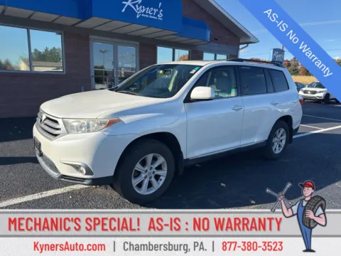 White 2013 Toyota Highlander Base Plus V6 for sale in Chambersburg, PA