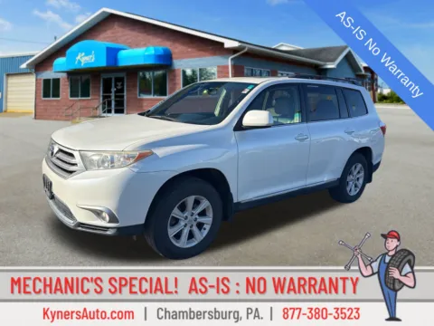 White 2013 Toyota Highlander Base Plus V6 for sale in Chambersburg, PA
