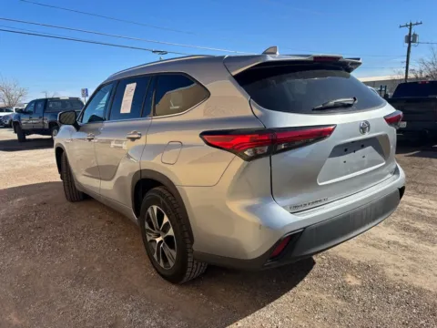 More photos of 2021 Toyota Highlander XLE at 4M Autoplex - Industrial Blvd, TX