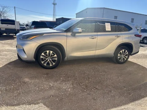 More photos of 2021 Toyota Highlander XLE at 4M Autoplex - Industrial Blvd, TX