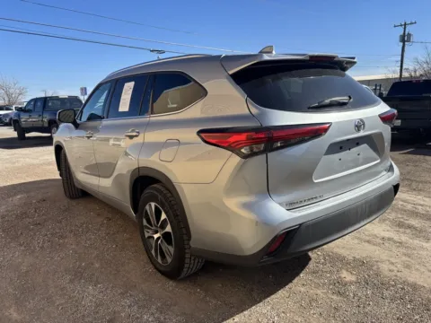 More photos of 2021 Toyota Highlander XLE at 4M Autoplex - Industrial Blvd, TX