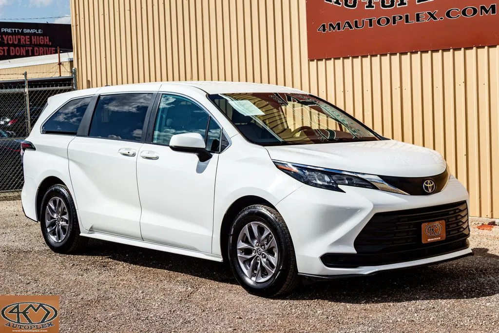 White 2024 Toyota Sienna LE for sale in Abilene, TX