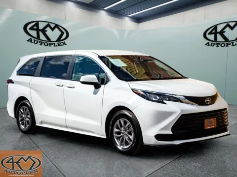 White 2024 Toyota Sienna LE for sale in Abilene, TX