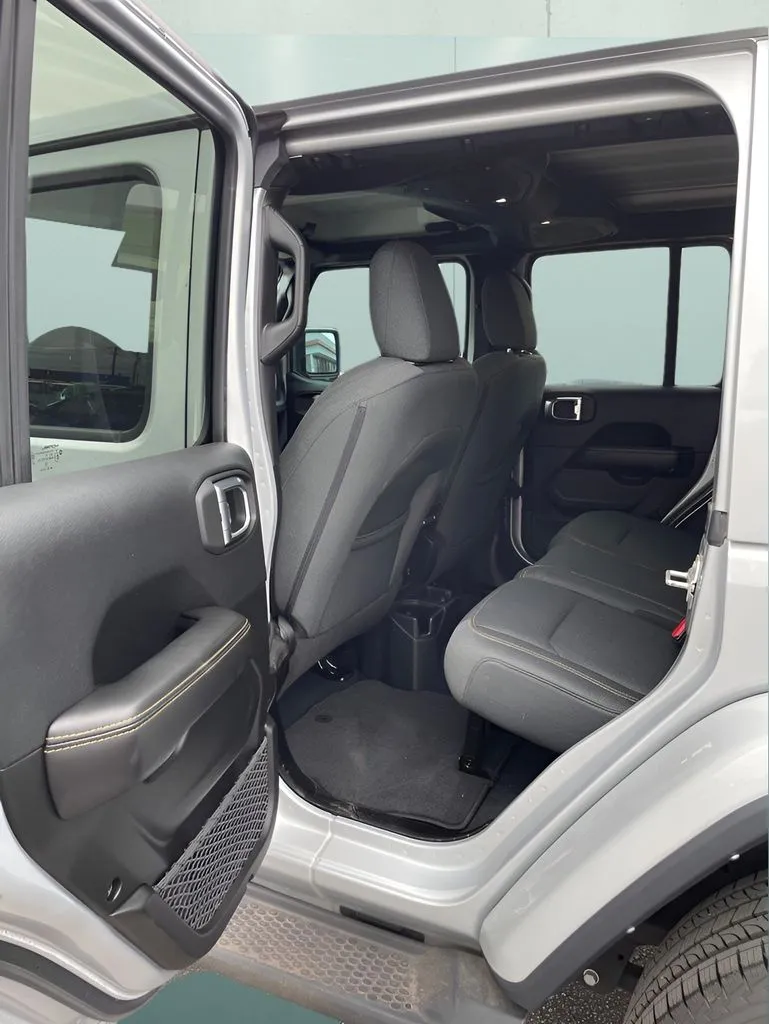 2024 Jeep Wrangler 4-Door Sahara - Photo 13