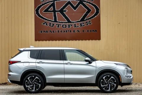 Photos of 2024 Mitsubishi Outlander SE for sale in Abilene, TX at 4M Autoplex - Industrial Blvd