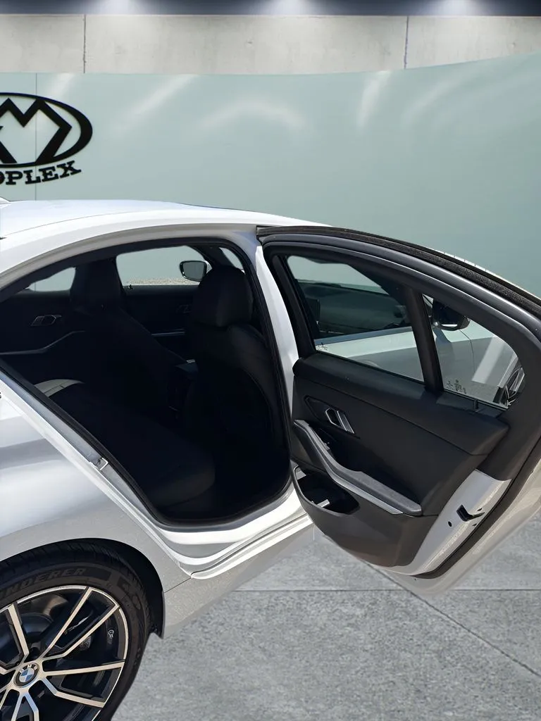 BMW 3 Series photo 15