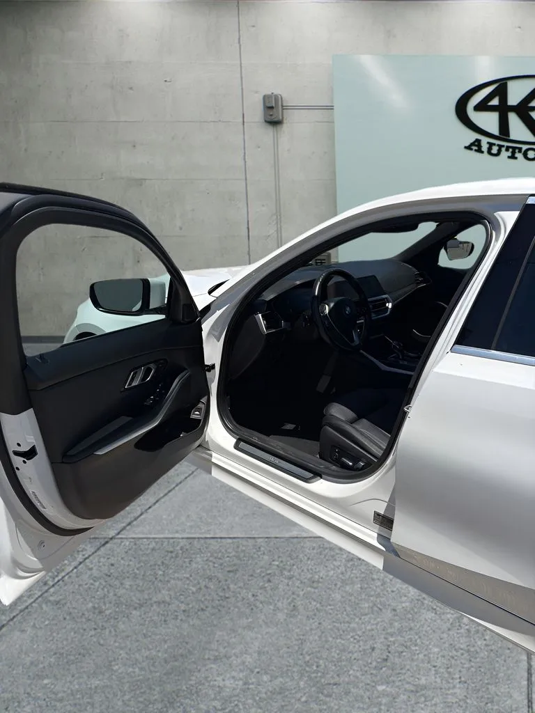 BMW 3 Series photo 9