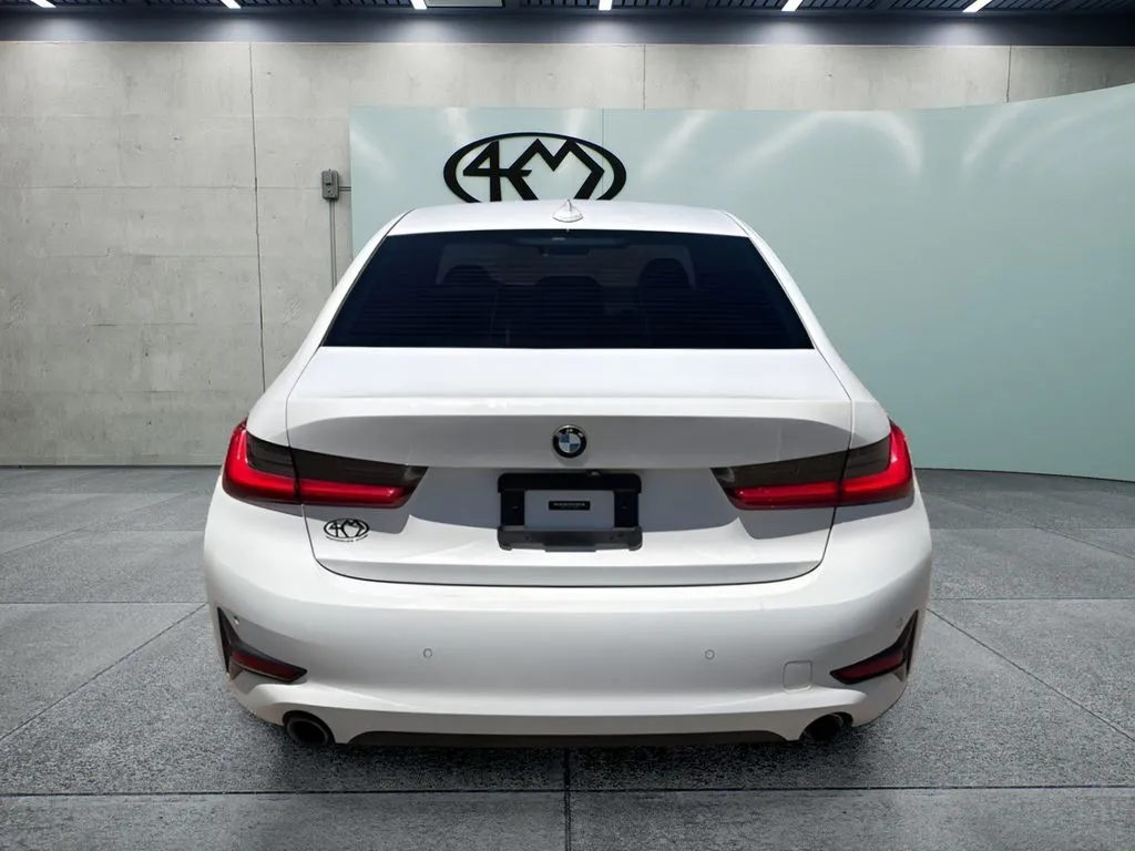 BMW 3 Series photo 4