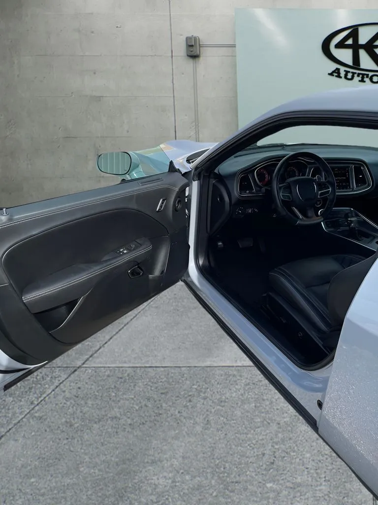 Dodge Challenger photo 12