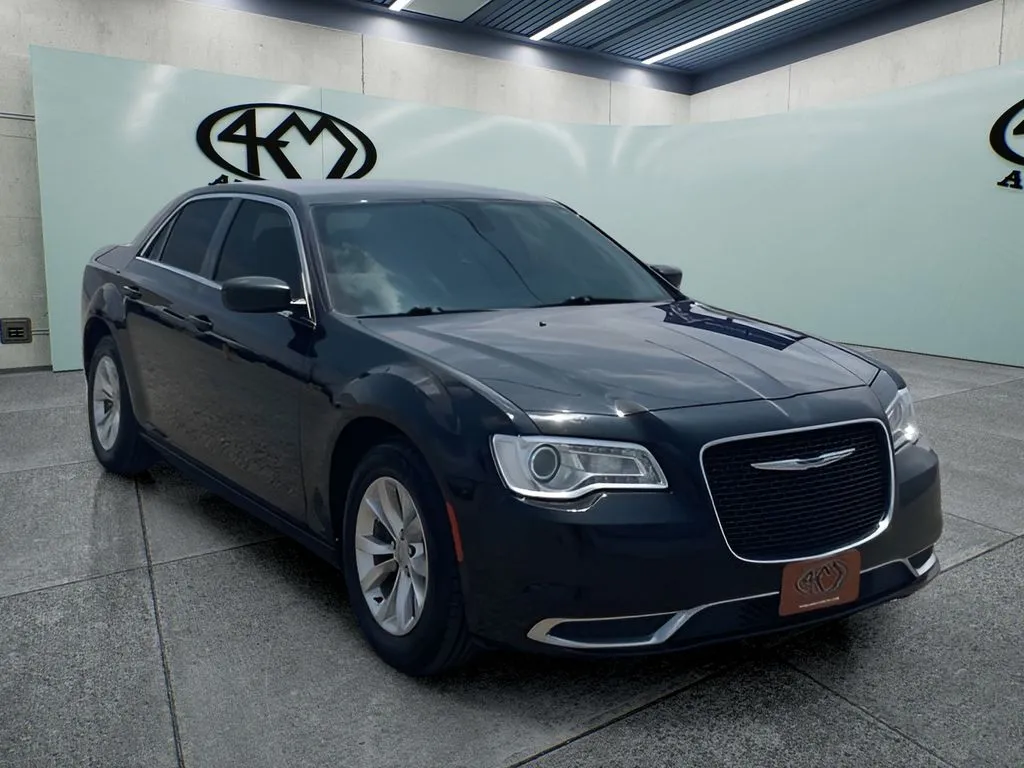 2018 Chrysler 300 Touring's photo