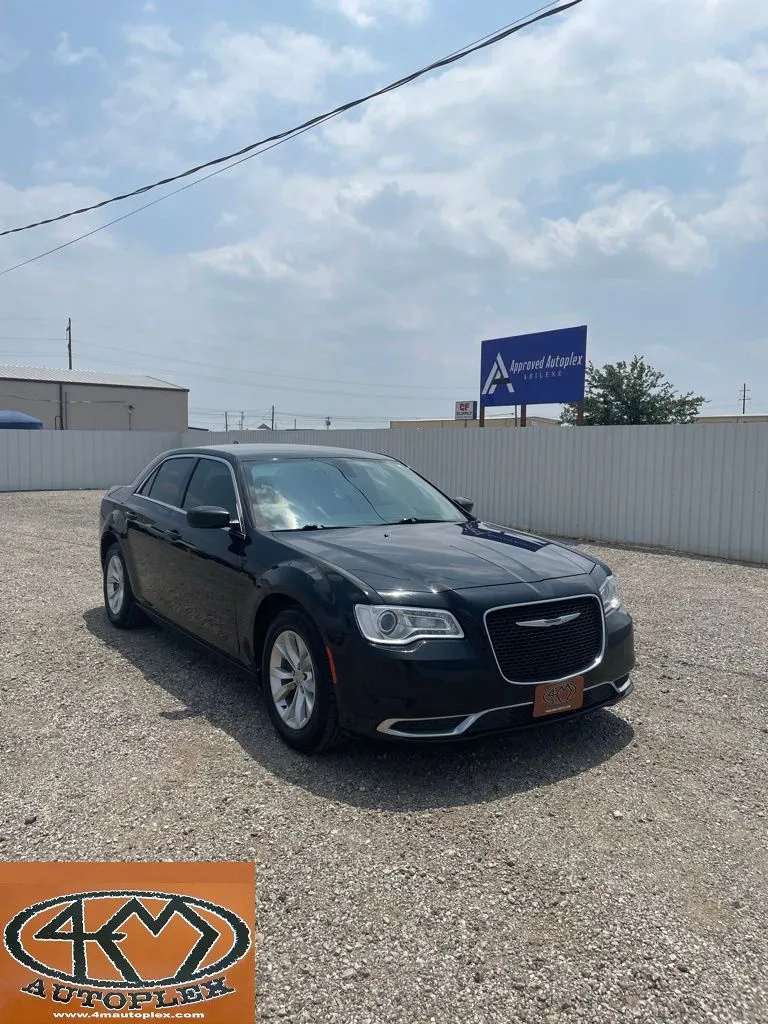 2018 Chrysler 300 Touring's photo