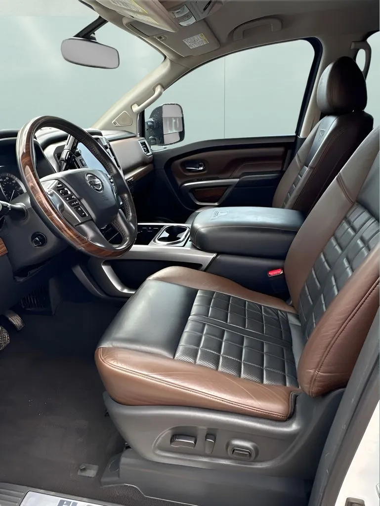 Nissan Titan photo 12