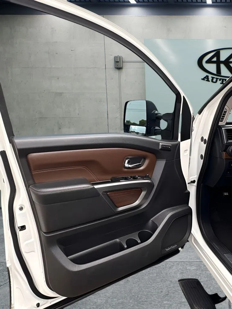 Nissan Titan photo 11