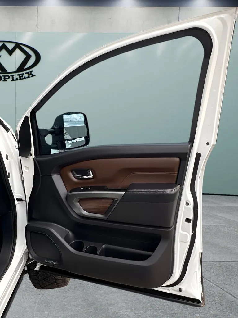 Nissan Titan photo 17