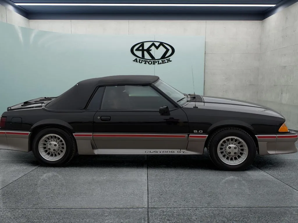 Ford Mustang photo 2