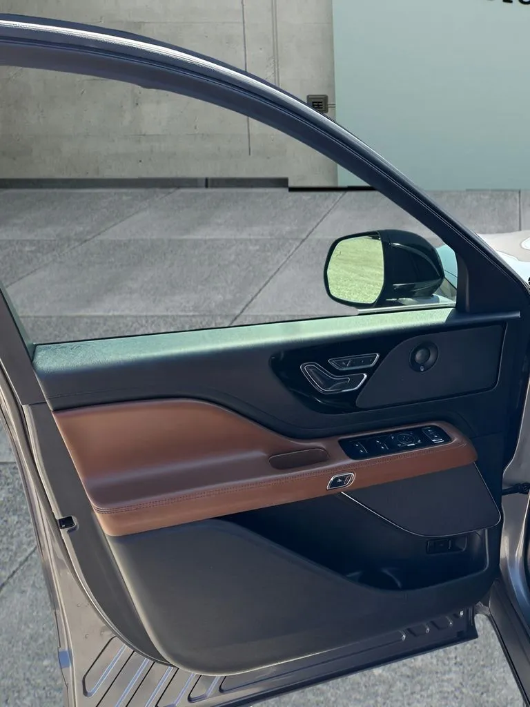 Lincoln Aviator photo 12