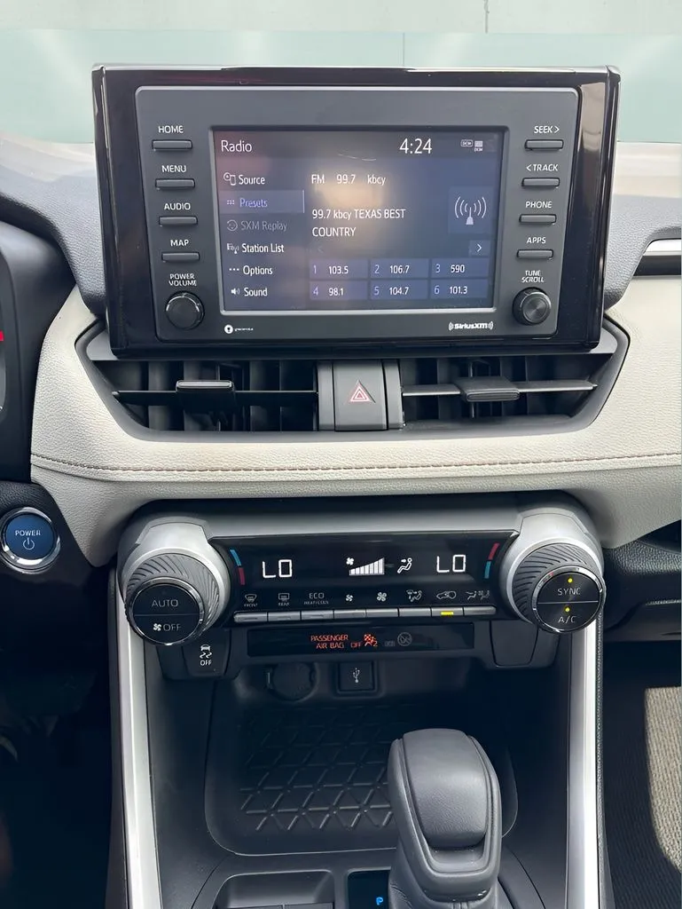 2022 Toyota RAV4 XLE - Photo 25