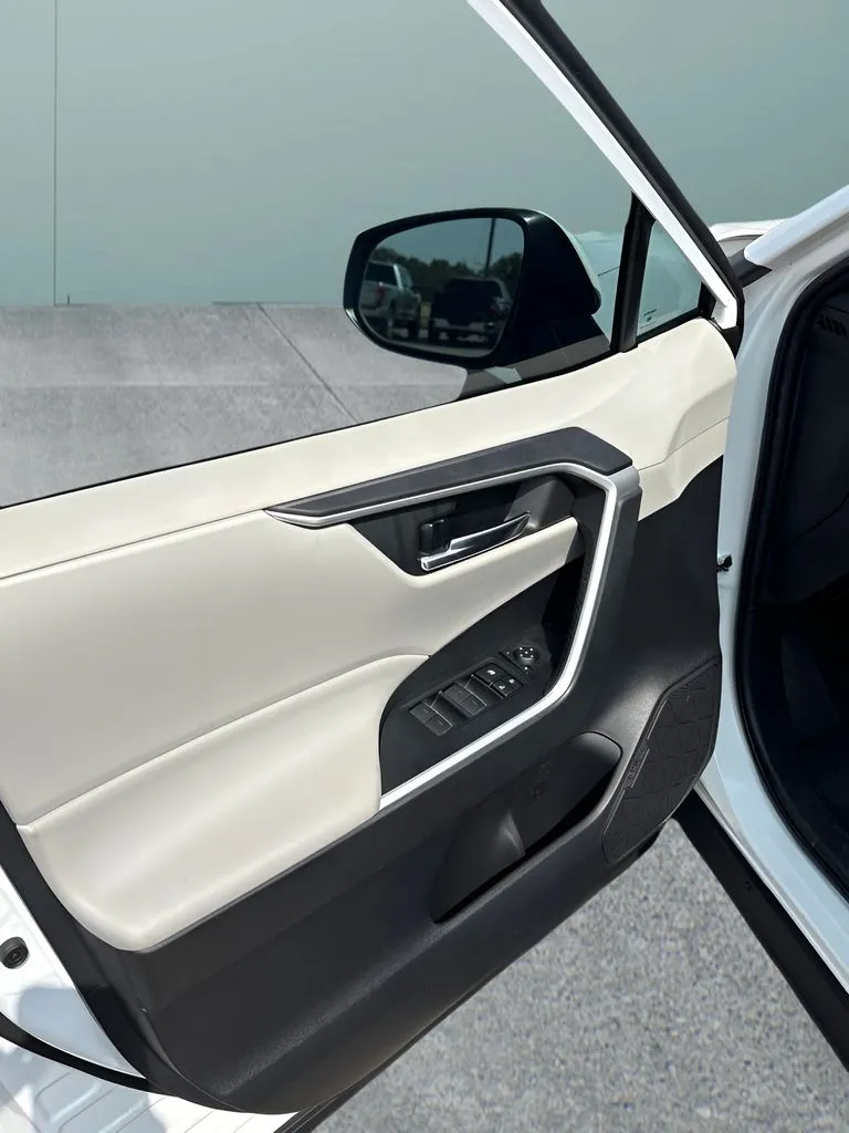 2022 Toyota RAV4 XLE - Photo 12