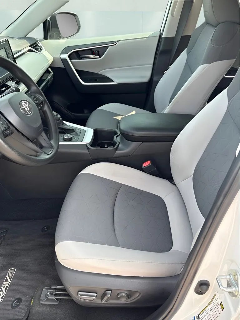 2022 Toyota RAV4 XLE - Photo 14