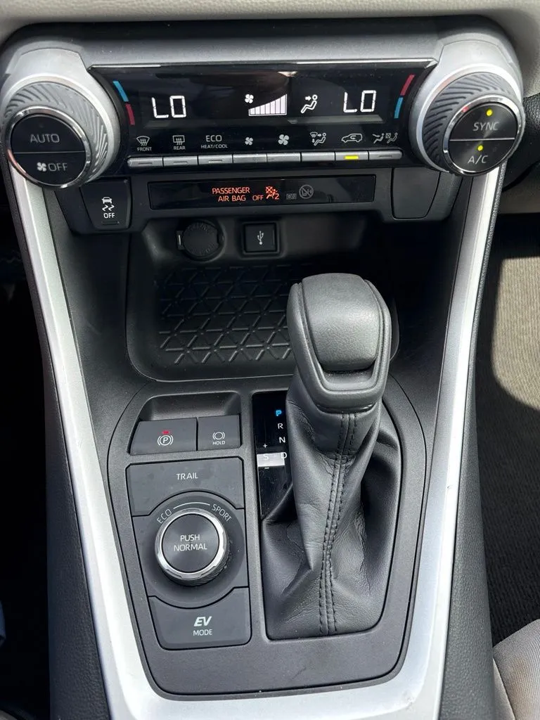 2022 Toyota RAV4 XLE - Photo 26